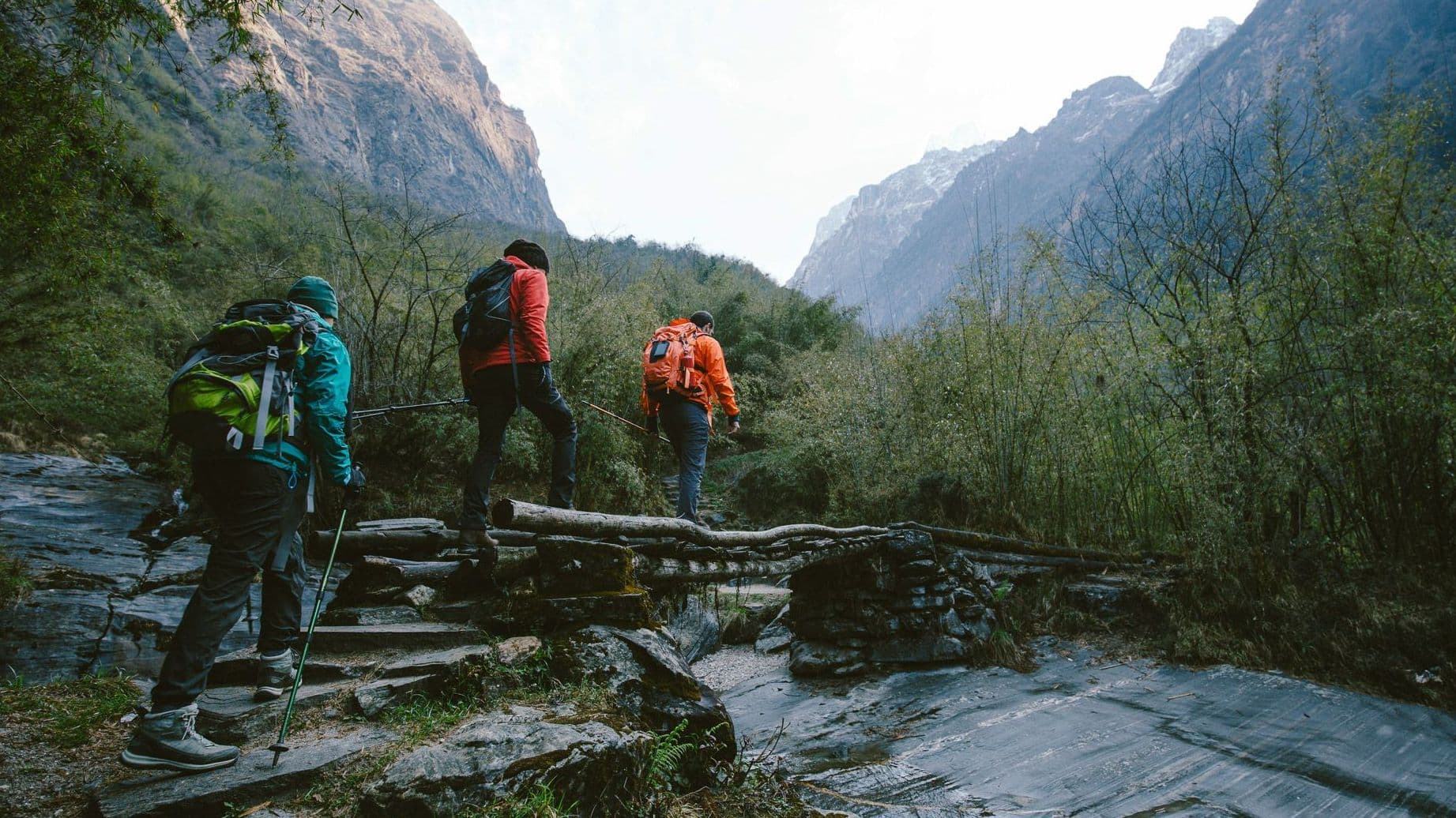 Menschen wandern durch eine Schlucht.